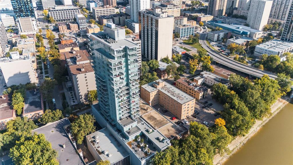 1705 390 Assiniboine Avenue