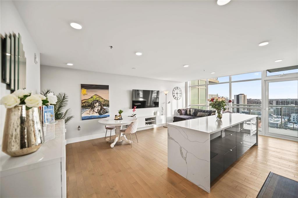 1705 390 Assiniboine Avenue