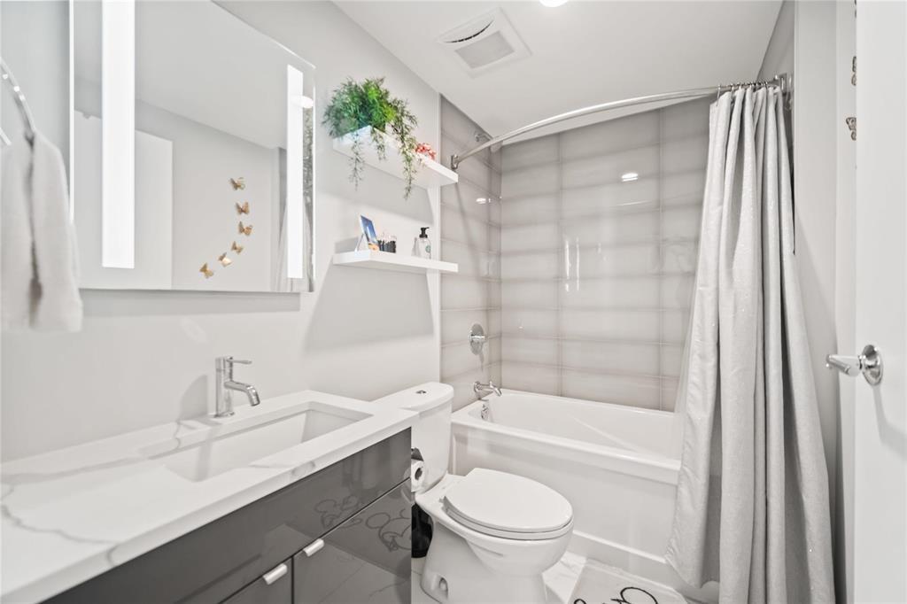 1705 390 Assiniboine Avenue