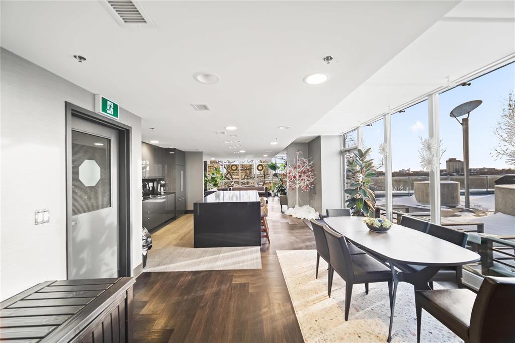 1705 390 Assiniboine Avenue