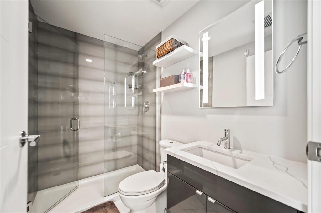 1705 390 Assiniboine Avenue
