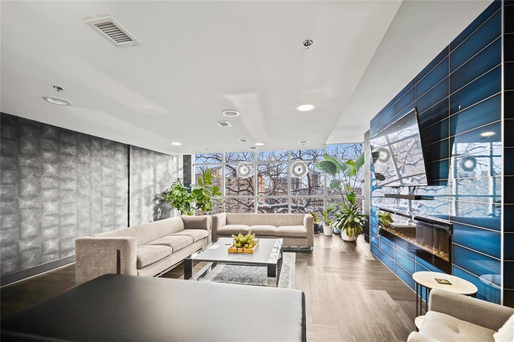 1705 390 Assiniboine Avenue