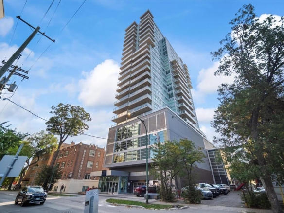 1705 390 Assiniboine Avenue