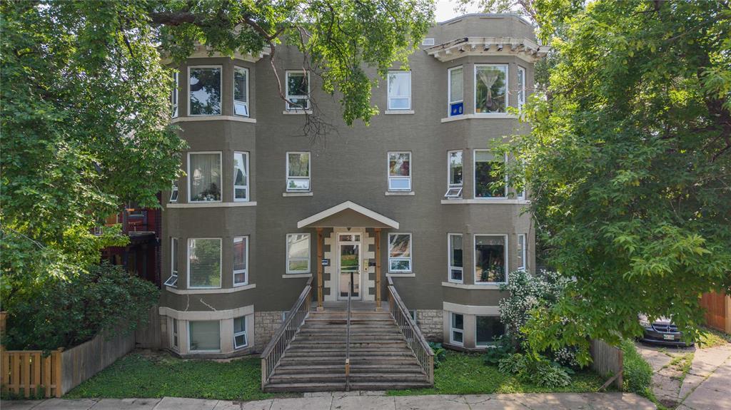 202615350_0.jpg 13 52 Fawcett Avenue