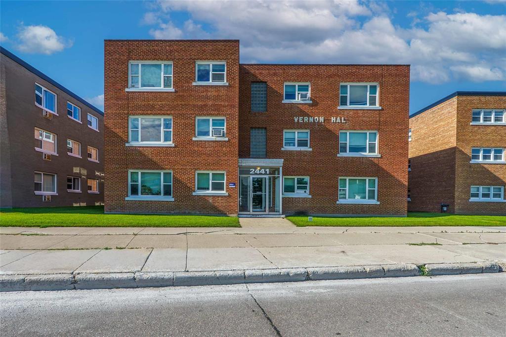 202616168_0.jpg 3 2441 Portage Avenue